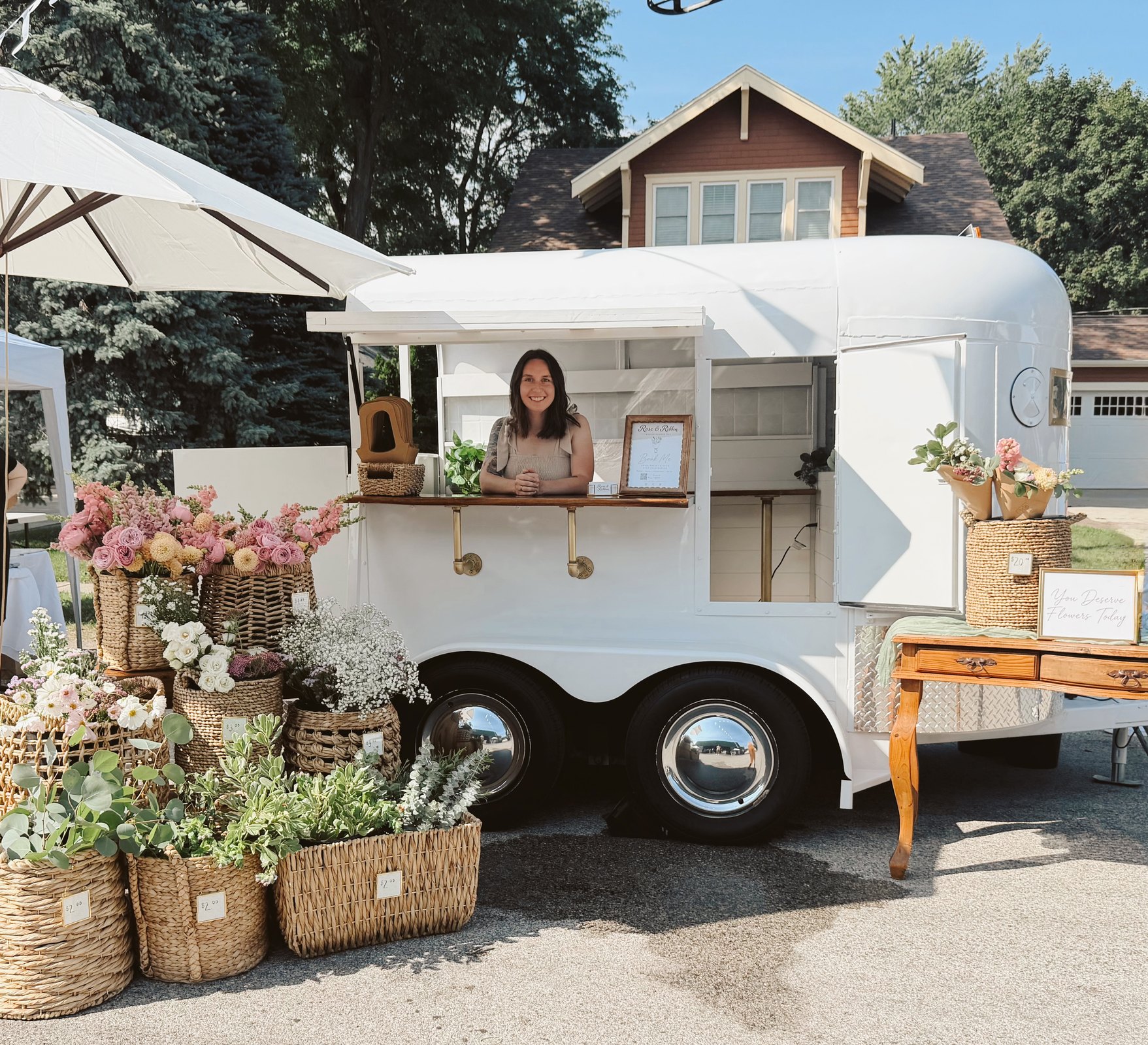 Rosie, the vintage Rose & Ribbon flower trailer styled with fresh flowers